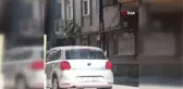 Bahçelievler'de ilginç görüntü... Evine elektrik direğine tırmanarak çıkan kadın kamerada