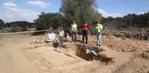 Çiftçinin traktörüyle sürdüğü tarlada oda mezar bulundu