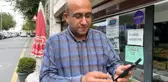 Yavru köpeği önce sevdi, sonra kucaklayıp götürdü