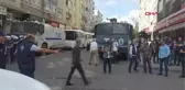 Son dakika haberleri... DİYARBAKIR'DA İZİNSİZ YÜRÜYÜŞ YAPAN HDP'Lİ GRUBA POLİS MÜDAHALESİ 59 GÖZALTI