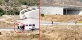 Aracı yol kenarına çekip kavga eden ikili, hırsını alamayınca birbirini taşladı