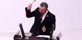 Sosyal medya yasasını protesto eden CHP'li vekil, Meclis'te çekiçle telefonunu kırdı