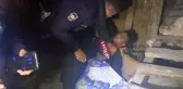 Hırsızlık şüphelisi uyuyor numarası yaptı, polisi görünce 