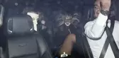 Doğum günü partisine pelerinle katılan şarkıcı Doja Cat'in arabaya binerken göğüsleri göründü