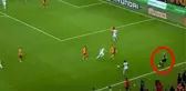 Herkes Galatasaray'ın maçı oynanırken yan hakemin sahaya girip yaptığı hareketi konuşuyor