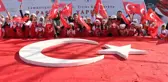 Hazırlamak için saatlerce uğraştılar! Minik ellerde şekillenen Türk bayrağı tarihe geçti