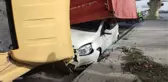 Mucizevi kurtuluş! Tır otomobilin üzerine devrildi, sürücünün burnu bile kanamadı