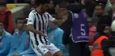 Beşiktaşlı futbolcunun top toplayıcı çocuğa yaptığı hareket ortalığı karıştırdı: Beni ayağına çağırdı
