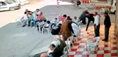Sandalyede oturan adamı vurdu