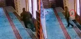 Camide büyük saygısızlık! İçki şişesiyle içeri girdi, sigara içti, Kur'an-ı Kerim'e tekme attı