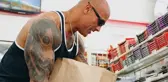 Ünlü oyuncu Dwayne Johnson, geçmişte hırsızlık yaptığı marketteki tüm çikolata barlarını satın aldı