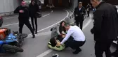 İstanbul Valisi Ali Yerlikaya, kaza geçiren polis memuruna yardım etti