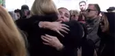 Çağla Şıkel, babasını son yolculuğuna uğurlayan Özge Ulusoy'u yalnız bırakmadı! Uzun uzun sarıldılar