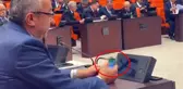 CHP Grup Başkanvekili Engin Altay bütçe görüşmelerinde telefonuyla kart oyunu oynadı