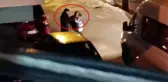 Sokak ortasında kadına şiddet! Hem tokatlayıp hem dövdü, çevredekiler sadece izledi
