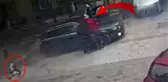 Yol kavgasında kan donduran anlar! Kucağındaki çocuğunu yere düşürüp beyzbol sopasıyla darbetti