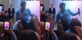 Şarkıcı Murat Övüç, sahnede eteğine basınca fena düştü