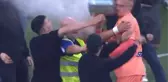 Ortalığın savaş alanına döndüğü derbide herkesin konuştuğu kare! Futbolcular nasıl kaçacağını şaşırdı