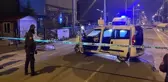 HAFİF TİCARİ ARAÇ KALDIRIMDA YÜRÜYEN YAYALARA ÇARPTI; 2 ÖLÜ, 1 YARALI