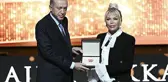Erdoğan'dan Ajda'ya jest! Şarkılarında geçen sözler üzerinden tebrik edip, ödülünü verdi