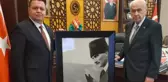 Dikkatli gözlerden kaçmadı! MHP'li il başkanının Bahçeli'ye hediye ettiği tablodaki detay dalga konusu oldu