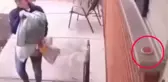 Evinin önünde her gün gizemli bir kurabiye bulan kadın, güvenlik kamerasını izlediğinde şok oldu