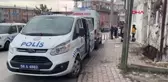 EVİNDE ÖLÜ BULUNDU; 7 ARKADAŞI GÖZALTINA ALINDI