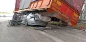 Otomobili tırın altında kağıt gibi ezilmişti! Sürücünün nereye gittiği ortaya çıktı
