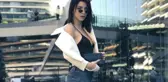 Merve Boluğur ayna karşısında eşofmanını indirip poz verdi