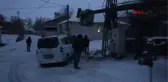 HATİF TİCARİ ARAÇ, BUZLANAN YOLDA KAYIP TRAFOYA ÇARPTI