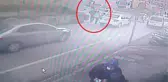 Eşiyle el ele tutuşup yolun karşısına geçen kadın, kamyonun altında kalarak can verdi