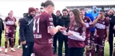 Bandırmasporlu oyuncudan sahada sürpriz evlenme teklifi! Cevaptan sonra üçlü çektirdi