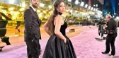 Demet Özdemir ve Engin Akyürek Suudi Arabistan'daki ödül törenine katıldı! Güzel oyuncunun göğüs dekoltesi kırmızı halıya damga vurdu