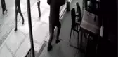 Sokak köpeğini defalarca sopayla vuran saldırgan kamerada