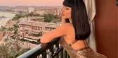 Mısır'ın tarihi yerlerinde soyunarak poz veren ünlü model Demi Rose halkın tepkisini çekti