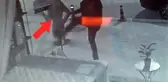 Hülya Avşar'ın maketiyle tekme tokat kavga eden şahıs kamerada