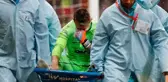 Galatasaray taraftarını yıkan kare! Muslera, Trabzonspor maçında sahadan sedyeyle ayrıldı