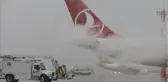 Fırtına ve kar yağışı hava trafiğini de vurdu! THY ve Pegasus, İstanbul'da çok sayıda uçuşunu iptal etti