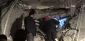 10 kişinin enkaz altında kaldığı bölgede umutlu bekleyiş sürüyor