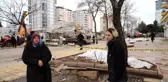 Acılı anne enkaz altındaki 2 çocuğu için gözyaşları arasında yardım istedi