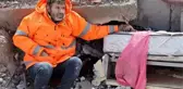 Bir babanın tarifsiz acısı! Depremde yaşamını yitiren kızının elini bırakmadı