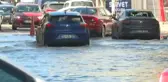 Deprem sonrası deniz seviyesinin yükseldiği İskenderun'da caddelerde su birikintileri oluştu