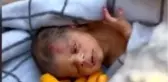 Enkazda yürekleri dağlayan görüntü: 20 günlük bebek avucunda annesinin saçları ile enkazdan çıkarıldı