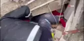 Enkaz altından kendini ve ailesini gardırop askılığı ile kurtardı