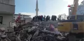 Depremde hasar gören ve tehlike arz eden minare ekipler tarafından yıkıldı