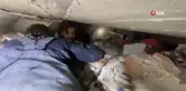 Zeynep Bastık, enkaz altındayken şarkısını dinlemek isteyen genç kıza yardım eli uzattı