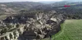 ZEYTİNLİK ARAZİSİ DEPREMLE İKİYE BÖLÜNDÜ; DEV ÇUKUR GÖRÜNTÜLENDİ