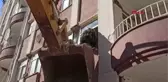 POLİS MEMURU, DEPREMDE YIKILAN BİNADA MAHSUR KALAN KEDİYİ KURTARDI