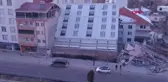 Temelinden ayrılan 5 katlı bina havadan görüntülendi, manzara akıl alır gibi değil