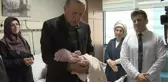 Cumhurbaşkanı Erdoğan, depremzedenin bebeğine 